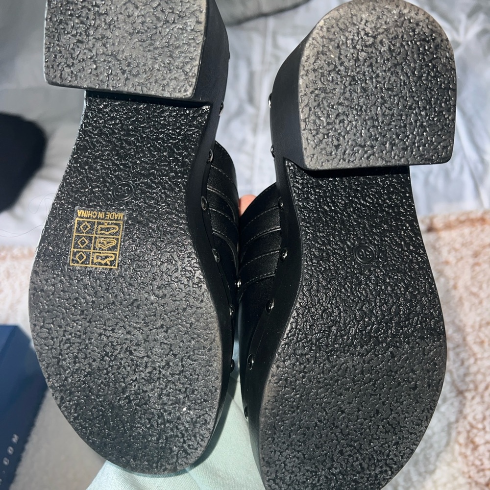 Clogs - Picture 4 of 4